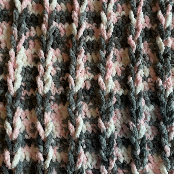 Handmade crochet baby blanket (pink/white/gray knit pattern) - Picture 2 of 2